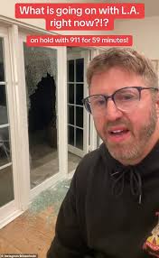 Podcast host waited nearly an hour