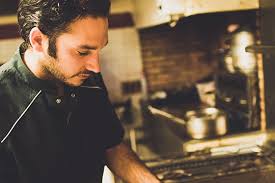 Facilement visible avec sa devanture orange et grise, le restaurant saura vous ravir avec son atmosphère tendance et sa cuisine du marché. La Table Des Oliviers Chef Julien Navarro Histoire D Agneau
