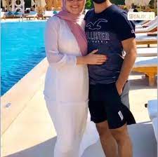انا اسمي هادي عمري 34 سنة تزوجت عام 2000 من امرأة فائقة الجمال وتكبرني بسنتين وهي محجبة , كانت علاقتنا الجنسية كأي. Ø£ÙˆÙ„ Ø¸Ù‡ÙˆØ± Ù„Ø´Ù‚ÙŠÙ‚ Ù…Ø­Ù…Ø¯ ØµÙ„Ø§Ø­ Ù…Ø¹ Ø²ÙˆØ¬ØªÙ‡ Ø®Ù„Ø§Ù„ Ø´Ù‡Ø± Ø§Ù„Ø¹Ø³Ù„ ØµÙˆØ± Ù‚Ù†Ø§Ø© ØµØ¯Ù‰ Ø§Ù„Ø¨Ù„Ø¯