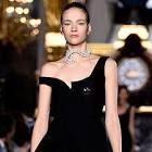 על הצוואר, על הראש או על הידיים: הטרנד שמשדרג כל לוק בשניה