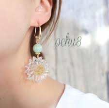 ひまわりのクリアパーツピアス 1500yen 着用写真のご紹介です 光が当たるとキラキラして更に可愛いピアスです ひまわりのクリアパーツ ピアス 1500yen 着用写真のご紹介です 光が当たるとキラキラして更に可愛いピアスです drop earrings jewelry earrings