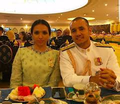 This gallery is located in the city center of alor setar and closed to other attractions such as zahir mosque, balai nobat, balai besar and royal museum. Tengku Abdul Fahd Mu Adzam