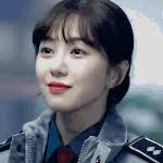 新浪娱乐讯 26日，组合aoa成员出身的 权珉娥 微博 通过个人社交平台公开了与一位男性的亲密合影，但没有其他附文说明，只留下了一颗心形的表情。 å¾®åæç´¢