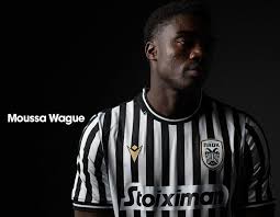 Στη νέα εμφάνιση κυριαρχούν λεπτές, κάθετες, ασπρόμαυρες ρίγες ενώ στο βίντεο της ομάδας, ξεχωρίζει το νέο μεταγραφικό απόκτημα του. Epishmo Ston Paok O Oyagke Video