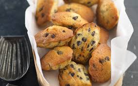 Madeleines Miel Noisettes Et Pepites De Chocolat Recettes De Tous Les Jours Elle Vire Recette Pepite Chocolat Alimentation Madeleine