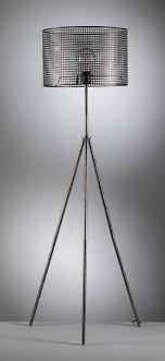 Mais aussi des lampes de bureau design et une sélection de lampes pour parfaire la déco des endroits. Lampadaire Industriel Abat Jour Cubes Metal Lampadaires Pier Import