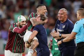 Relembre o primeiro gol de Arana, aniversariante do dia, pelo Fluminense