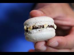 Suivez Les Etapes De Cette Recette Facile Macarons Nutella Chocolat Noisette Avec Herve Cuisine Et Abd Macaron Nutella Recette Macaron Recette Macaron Facile