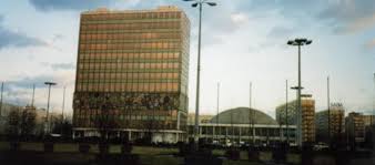 Its most notable feature is a mural wrapping around the entire building and extending between the second and fifth. Die Lehrerhauser Am Alexanderplatz Anderes Berlin