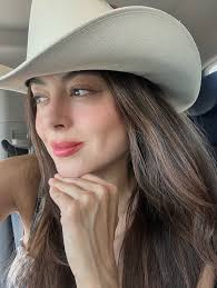 mi momento más vaquero y el becerrito puso su granito de arena🐮 Mi vestido  de : @flor__palida