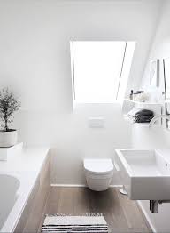 Du Hast Eine Schrage Idee Fur Dein Neues Badezimmer Willkommen In Deinem Neuen Traumbad Mit Dachschrage Neues Badezimmer Badezimmer Einbauschrank Badezimmer