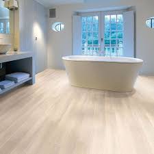 aqua step wood4v pvc laminaat montana oak aquastep waterproof laminaat badkamer eiken licht badkamer vloer houten vloer badkamer bevloering