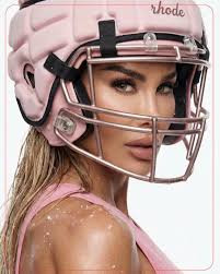 Maribel utilizó este vestido para cantarle las mañanitas a la Virgen, en un  momento que tocó el corazón de sus seguidores por la carga emocional y  espiritual del vestido. Una muestra más