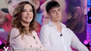 Emanuela Folliero compie 60 anni e presenta il figlio Andrea: Gioca a  basket, il primo figlio lho avuto tardi