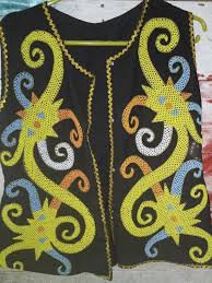 Aksesoris dari untaian kancing baju. 2 Pakaian Adat Kalimantan Utara Nama Penjelasan Gambar