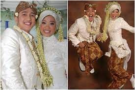 Tentu saja kumpulan tema acara yang menarik memang telah banyak dicari oleh orang di internet. 5 Inspirasi Baju Pengantin Muslimah Adat Jawa Syar I Ningrat Nih