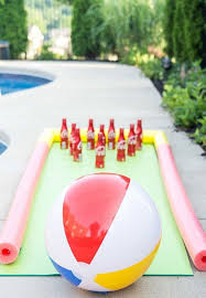 18 Ways To Make Your Kid S Pool Party Epic Kinderparty Spiele Pool Party Ideen Poolpartys