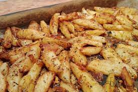 1 kg de cartofi 100 de grame de cascaval o cana de smantana 2 oua. Garnitura De Cartofi La Cuptor Tailor S House