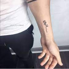 Photo De Tatouage Homme Discret Main Petit Tattoo De Rose Detaillee Noir Et Blanc Wrist Tattoos For Guys Small Rose Tattoo Cool Small Tattoos