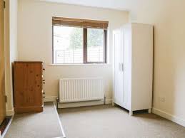 To the rear, there is a garden (to be dug over and planted within the next few weeks) and a forest with beautiful walks literally at the end. Zimmer In Einem Apartment Mit 5 Schlafzimmern In Ballymun Dublin Ref 314775 Spotahome