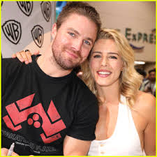 Стивен амелл ➳ stephen amell. Emily Bett Rickards Recalls The First Time She Met Arrow Co Star Stephen Amell Emily Bett Rickards Stephen Amell Just Jared Jr