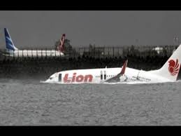 Pesawat yang terbang dari bandung ke denpasar itu mendarat di laut di sekitar bandara. Tragedi Pesawat Lion Air Jatuh Di Bali Intens Youtube