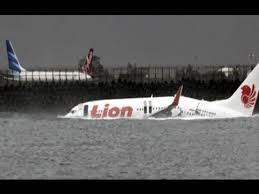 Menurut ibnu sirin, melihat kapal laut atau pilot pesawat terbang dapat menunjukkan perjalanan bisnis, keuntungan, dan juga pekerjaan dalam waktu dekat. Tragedi Pesawat Lion Air Jatuh Di Bali Intens Youtube