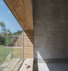 Neu Gebaut Und Aufgestockt Stampflehmhaus Und Dachausbau In Falkensee Detail Magazin Fur Architektur Baudetail In 2020 Dachausbau Stampflehm Dachformen
