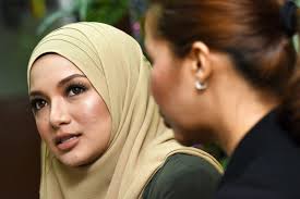 Naelofar hijab original vs fake. New Straits Times On Twitter Neelofa Takes Action Against Fake Hijab Makers Https T Co 3175ovpq5d Https T Co 7ciyizpdlr
