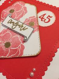 Una coppia stà per festeggiare i 45 anni di matrimonio, quando una lettera riporta l'uomo al ricordo di un vecchio amore, innescando una fase di gelosia da parte di lei, che sarà alla fine assorbita. La Stanza Di Ely 45 Anni Di Matrimonio