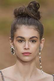 Les Tendances Maquillage Des Levres Automne Hiver 2020 2021 Bijoux Tendance Boucles D Oreilles A La Mode Tendances Maquillage