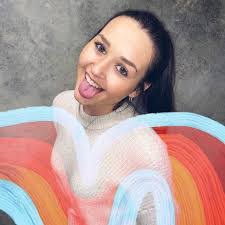 Amanda Hasley's Instagram, Twitter & Facebook