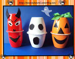 Il y a quelques années, jamais je n'aurais pensé fêter halloween.j'étais totalement contre cette fête importée et il suffit de dessiner des petites souris sur du papier noir et de laisser les minibouts les découper. Decoration Pour Halloween Avec Des Petits Suisse Activite Manuelle Halloween Decoration Halloween Activites Halloween