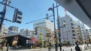 日本テレビ が再開発までの有効活用で開設した コンテナカフェ 後方が新 麹町スタジオ 番町スタジオ 少し見えているタワーなどが 旧社屋 street view japan views