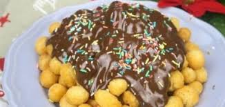 Struffoli also known as honey balls is a neapolitan dish made of deep fried balls of sweet dough. Rezepte