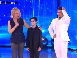Nella sesta puntata del 4 maggio, infatti, è maria de filippi in persona a presentarlo al pubblico dopo che, daniele (questo il suo nome), balla una coreografia in diretta tv. Il Figlio Di Veronica Peparini Conquista Amici 2019 Siparietto Con La Celentano