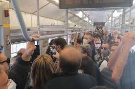 Oltre 30mila persone si sono riversate in strada. Metro Circum E Cumana I Veri Assembramenti Sono Sui Mezzi Pubblici