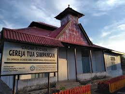 C f c hanya satu yang tak terlupakan g f g c kala senja di gereja tua f c waktu itu hujan. Gereja Tua