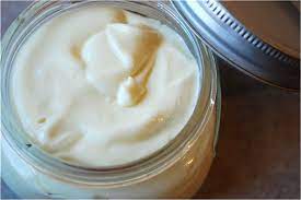 Ingredienti per un barattolo da 200 ml • 1/2 di tazza di burro di karité • 2 cucchiai di olio di cocco • 2 cucchiai di olio extravergine d'oliva Crema Viso Fai Da Te Idratante Ed Antirughe Autoproduciamo