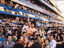Un giovane maradona esultante al boca juniors nel 1981. Diego Maradona Wikipedia