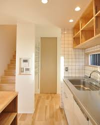 キッチンの横にはパントリーと洗面所への入り口があります 生活感が出るところは隠しながらも 整理された動線は家事を楽にする秘訣ですね キッチン タイル 階段 造作家具 パントリー 洗面所 家事動線 時短家事 注文住宅 新築 atelier subaco 小さな家 住宅 造作