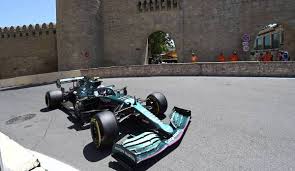 Победителем этапа стал пилот «ред булл» серхио перес. Formel 1 Red Bull Dominiert Auftakt In Baku Lewis Hamilton Nur Elfter