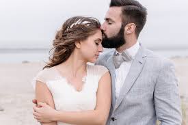 Sie können zwischen langen oder kurzen brautkleidern, strandhochzeitskleidern, brautkleidern in übergrößen, erschwinglichen. Eine Maritime Strandhochzeit In Royalblau
