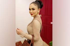 Anggun cantika ada di facebook. Yuni Shara Anggun Berkebaya Coklat Di Siraman Aurel Hermansyah Kd Blooming Mode Cantika Com