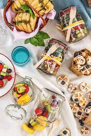 Am besten eignen sich für ihr picknick lebensmittel, die leicht zu transportieren sind und nicht viel verpackungsmüll produzieren. 4 Picknick Rezepte Schnell Und Lecker Hellofresh Blog Picknick Rezepte Lecker Rezepte