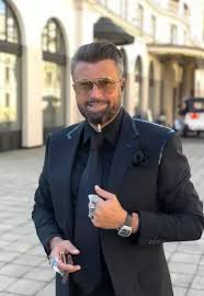 Totuşi el speră că jubileul de 80 de ani, îl va sărbători acasă, în cătălin botezatu ține foarte mult la viața sa privată, însă recent a vorbit despre familia lui, confirmând faptul că are doi copii, cu două femei diferite. Prima Dragoste A Lui CÄƒtÄƒlin Botezatu Designerul A Vrut SÄƒ IÈ™i Taie Venele Pentru Ea