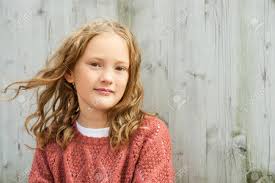 La victime âgée de 8 ans appartenait à une tribu nomade marginalisée et. Bouchent Le Portrait D Une Petite Fille Mignonne De 8 Ans Avec Des Cheveux Boucles Portant Un Pull En Terre Cuite Assis Sur Un Fond En Bois Gris Banque D Images Et Photos Libres