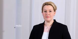 Auch (giffey)'s office is located at 20 burdick expy w, minot, nd. Der Doktor Muss Weg Publik Forum De Menschen Meinungen