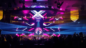 Despina vandi (nacida como δέσποινα μαλέα, romanizado como déspoina maléa, tubinga, alemania, 22 de julio de 1969) es una cantante griega.ha desarrollado su carrera profesional, principalmente, en grecia y chipre, donde es una de las artistas más reconocidas a nivel nacional. Club Vogue Nikos Kourkoulis Petros Iakovidis Winter 2018 Msh Europe