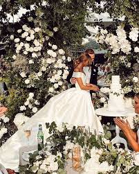 What A Dreamy Landscape Weddingsofdesire Georgia Ko Floral Design Memphis Hire Created For The Stunning Brit Davis Joelselwo In 2020 Dream Wedding Wedding Bride